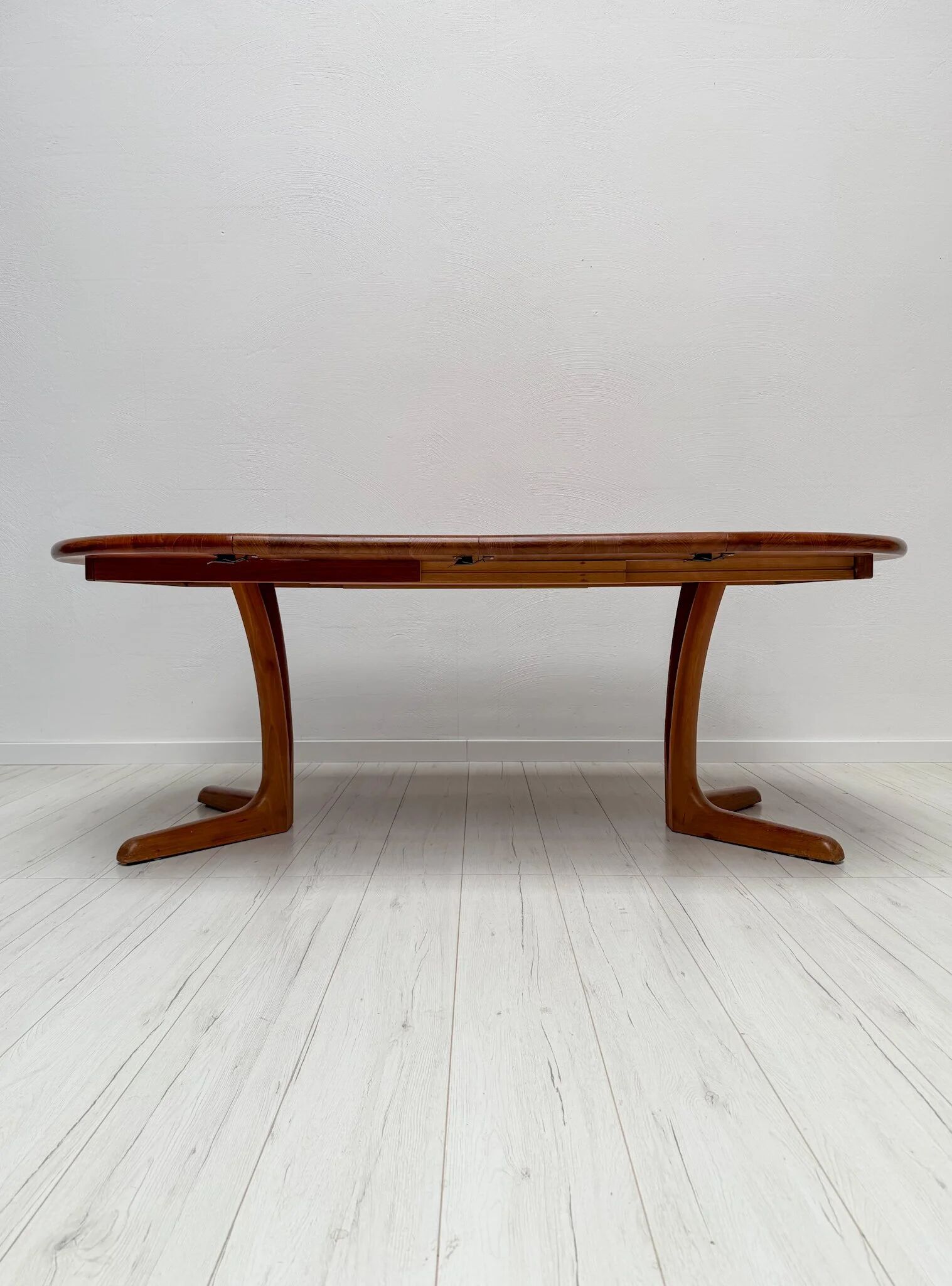 1970s vintage Danish round teak extendable dining table by Langeskov Møbelfabrik