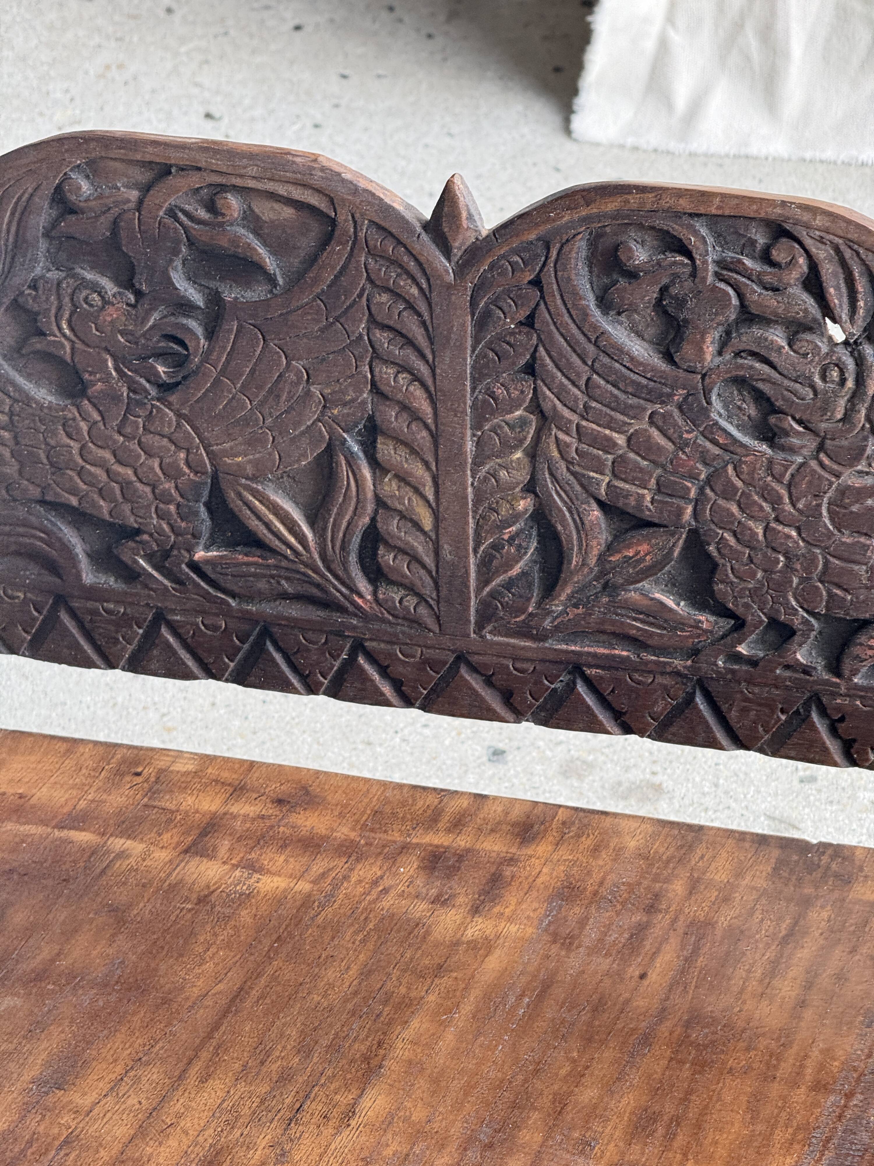 Mini banc à dossier sculpté à motif d'oiseaux stylisés H58 L61