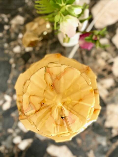 Impressive Art Deco lamp in marbled yellow opaline.