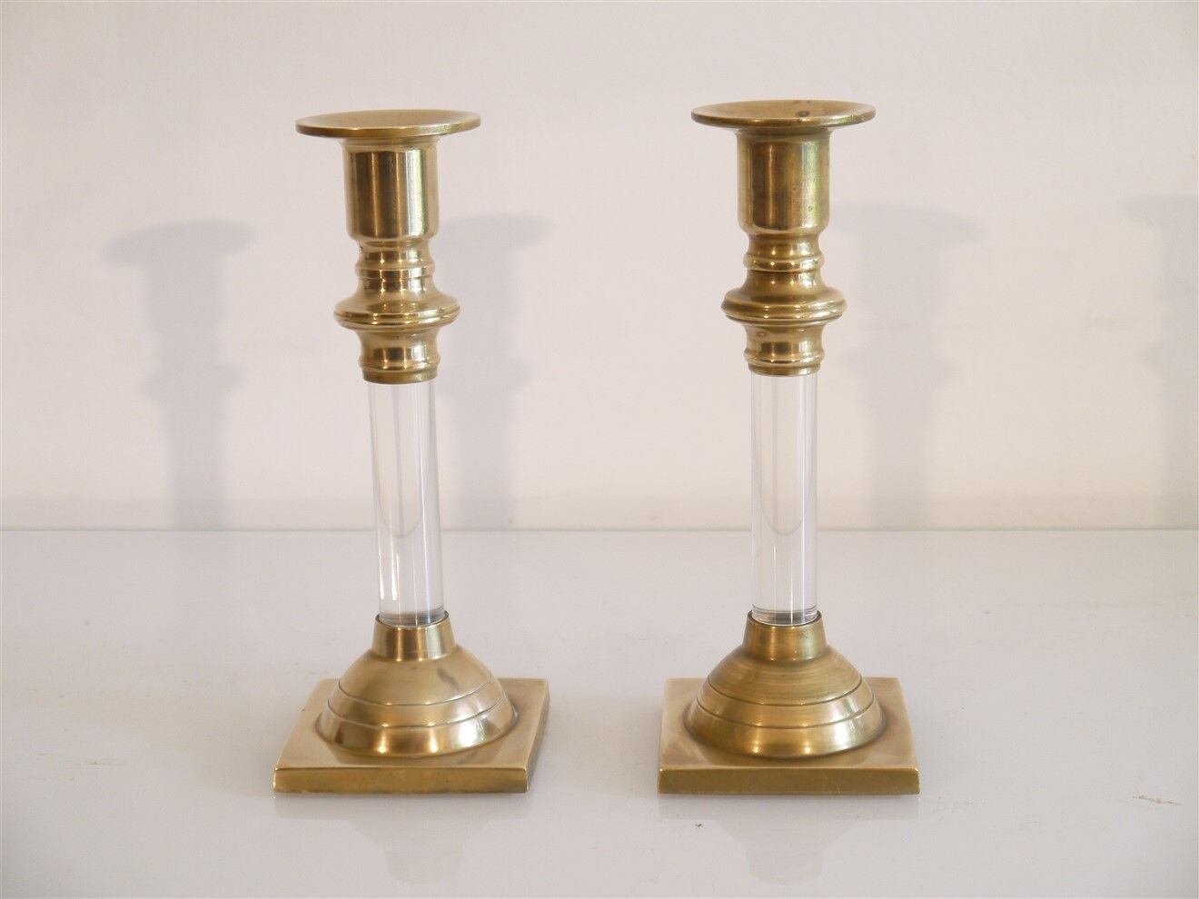 Paire de bougeoirs vintage en plexiglas et laiton 1960
