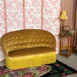 Canapé crapaud capitonné en velours moutarde