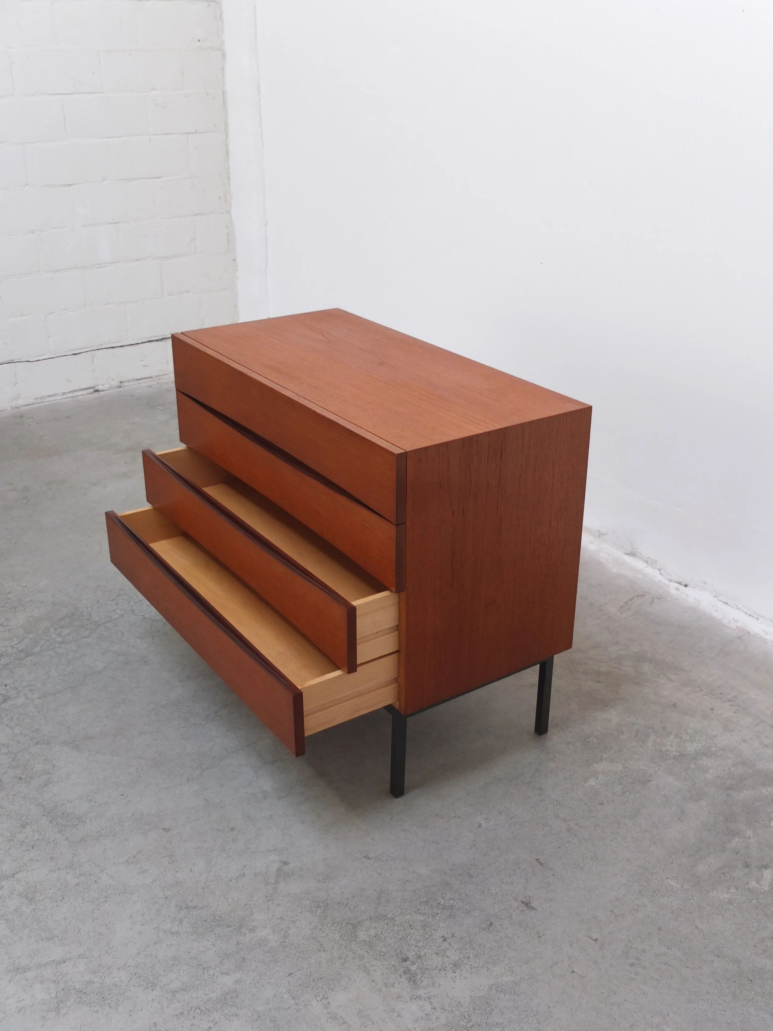 Commode unique dans le style d'Arne Vodder, années 1960.