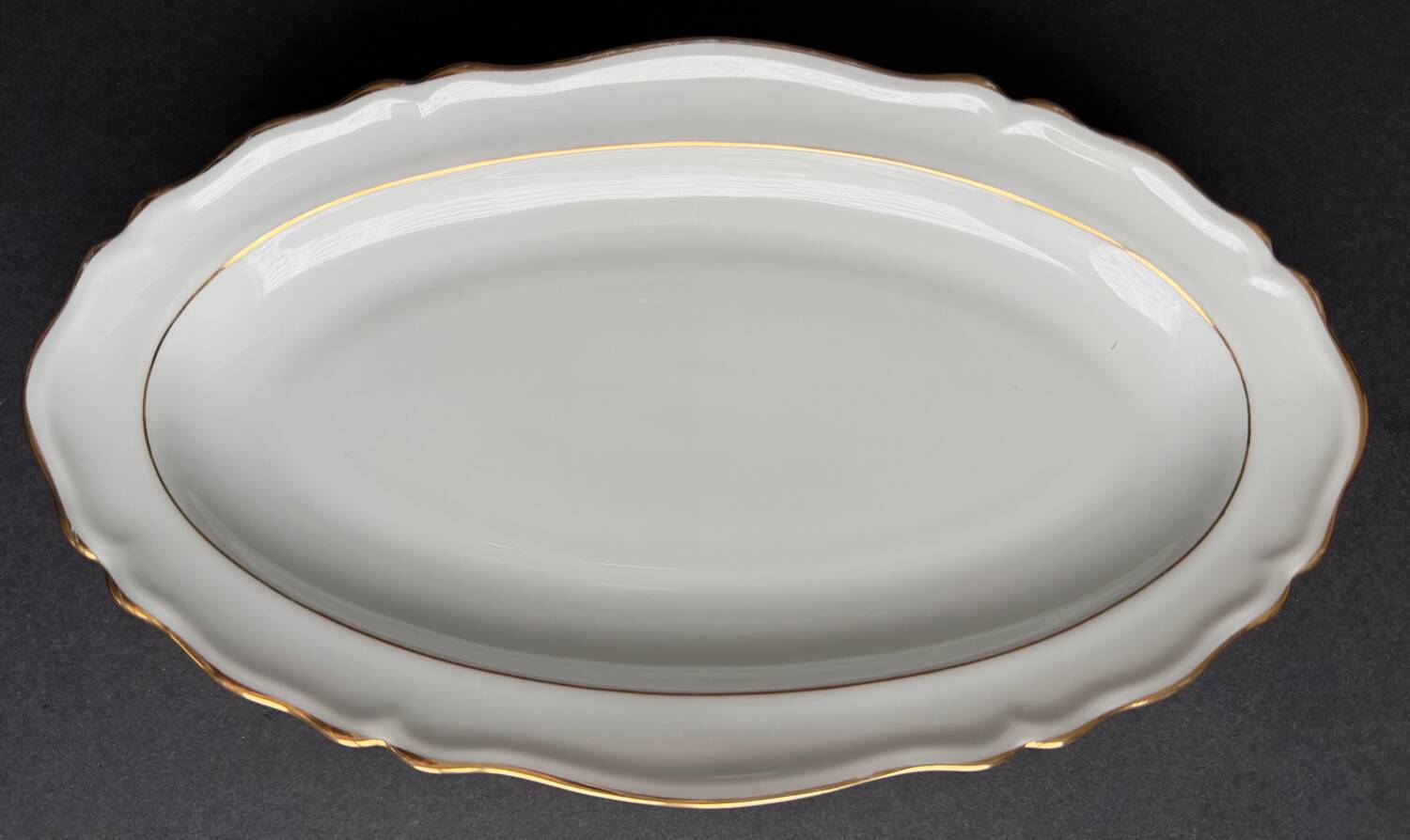 2 small oval dishes in white porcelain