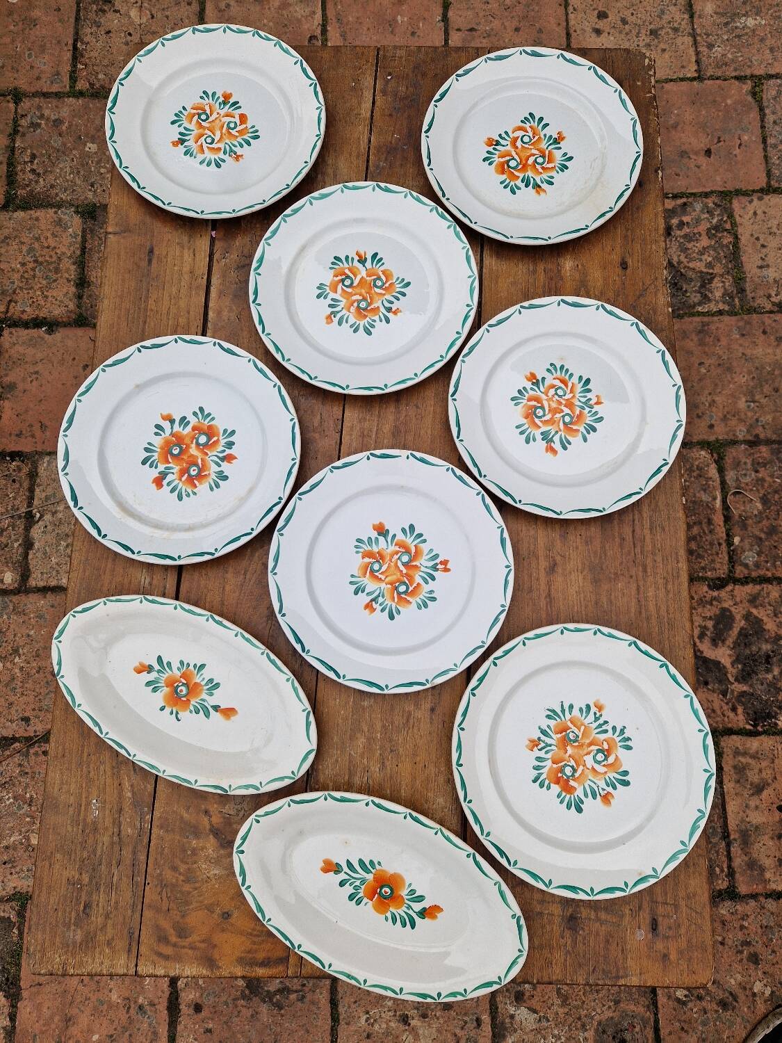 Lot de 7 assiettes plates plus de raviers
