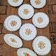 Lot de 7 assiettes plates plus de raviers