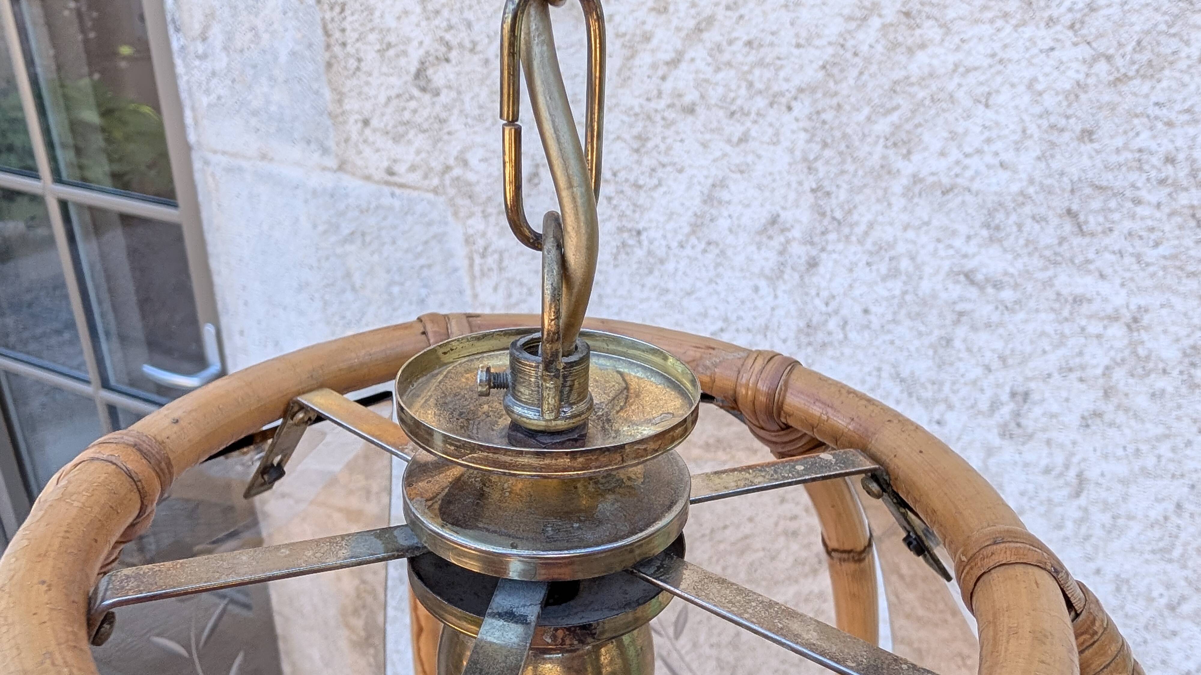 Suspension vintage rotin et verre fumé gravé – années 70