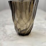 Petit vase en verre torsadé marron fonçé translucide