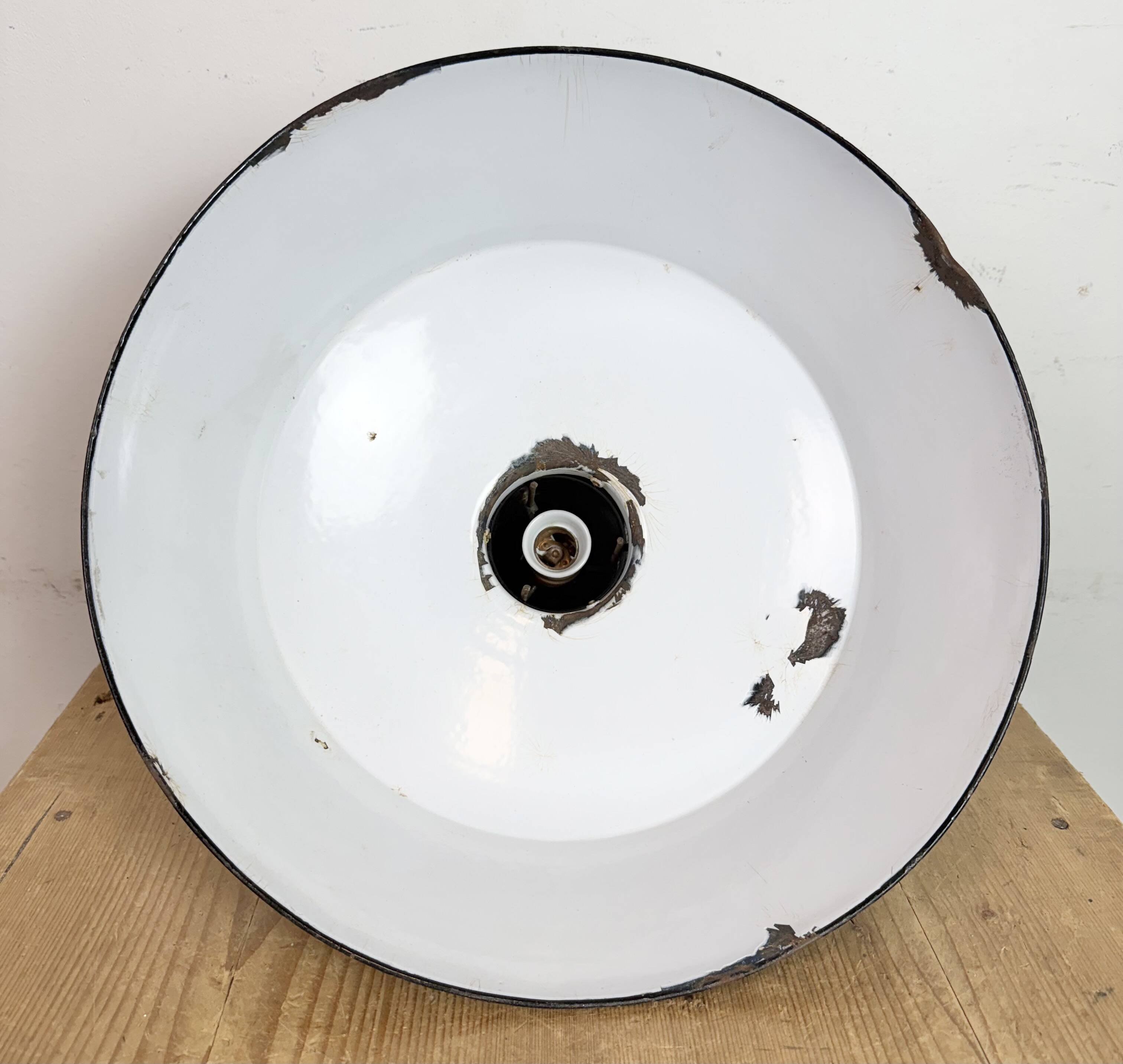 Lampe suspendue Bauhaus en émail noir industriel, années 1930