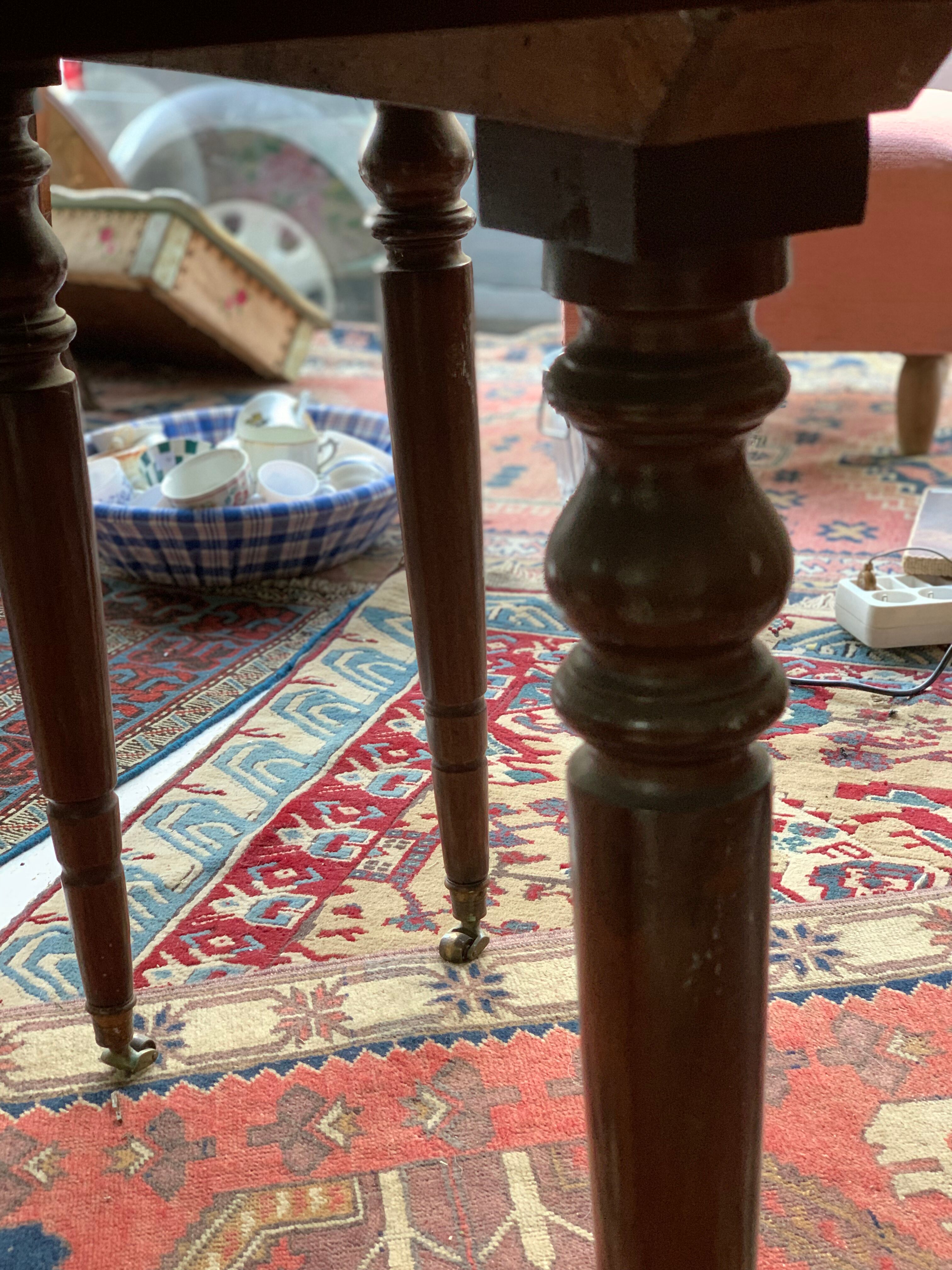 Dining room round table, 2 flaps, 6 feet