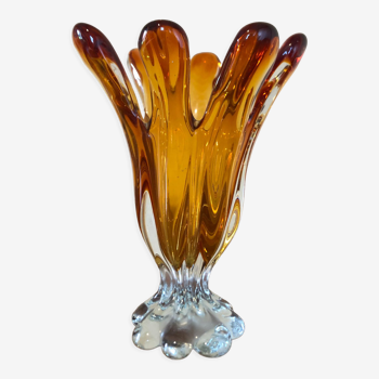 Vase calice en verre ambré