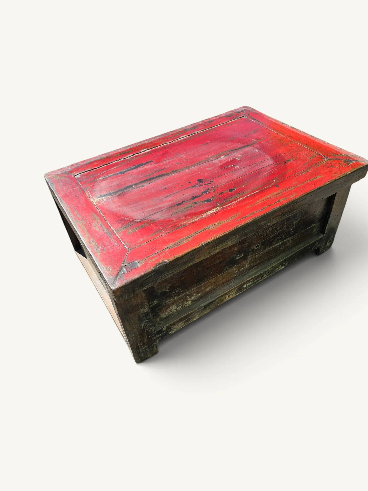 Coffre bas chinois en bois laqué rouge patiné
