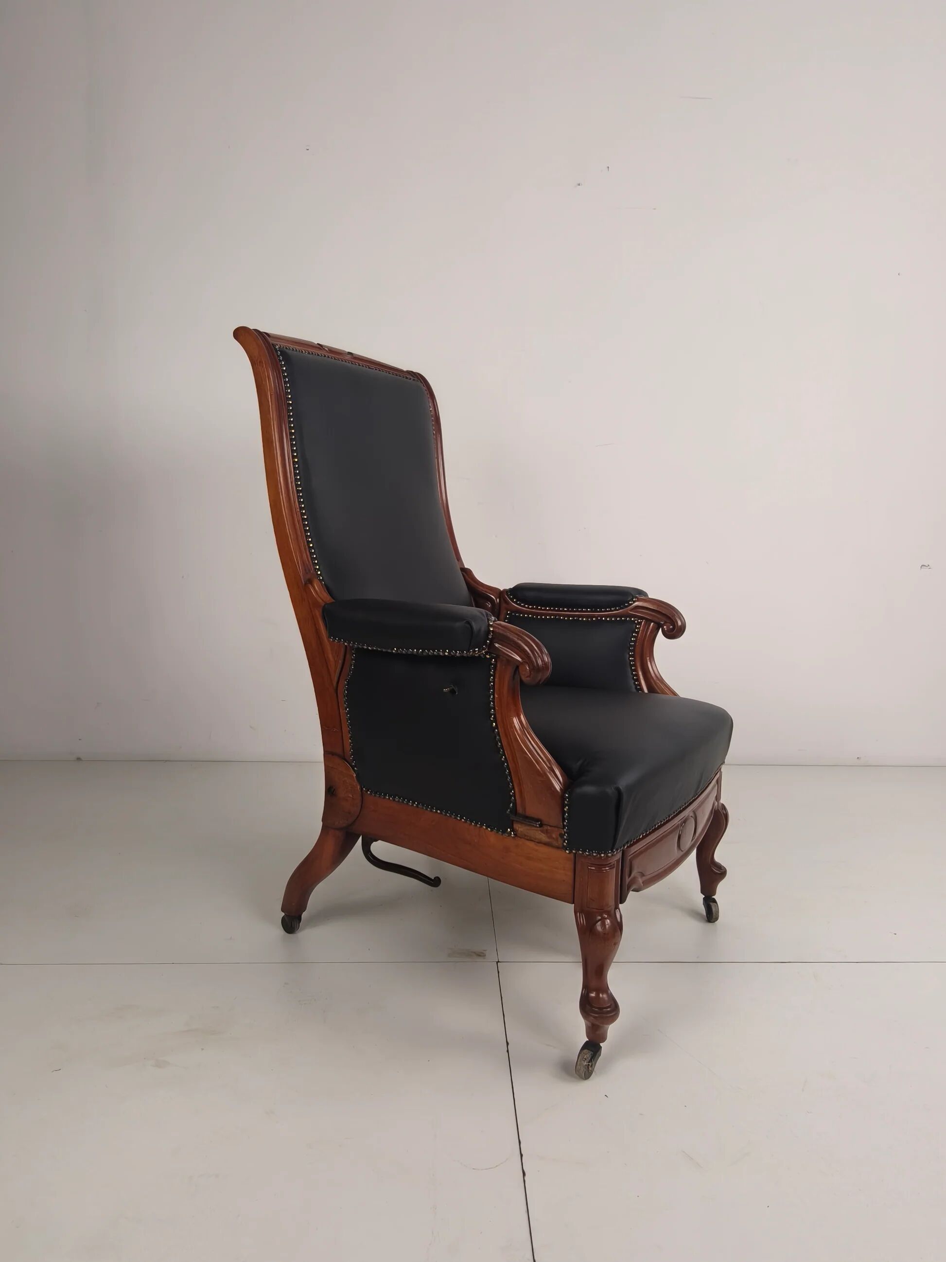 Fauteuil de bibliothèque ancien du XIXe siècle par Horrix – cuir noir