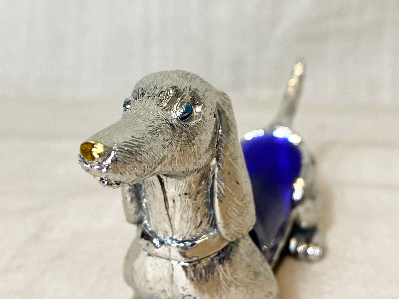 Teckel en métal et résine. 13*7 cm. Très bon état