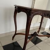 Table en noyer sculpté style Louis XV