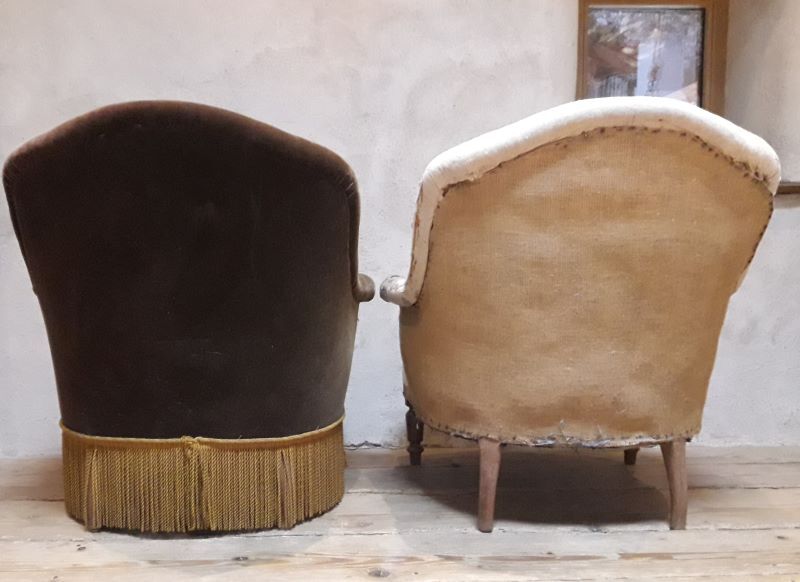 Pair of large toads to retap