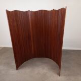Undulating slatted screen