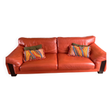 3-seater canapé in tawny leather, Ascot model by Roche Bobois.