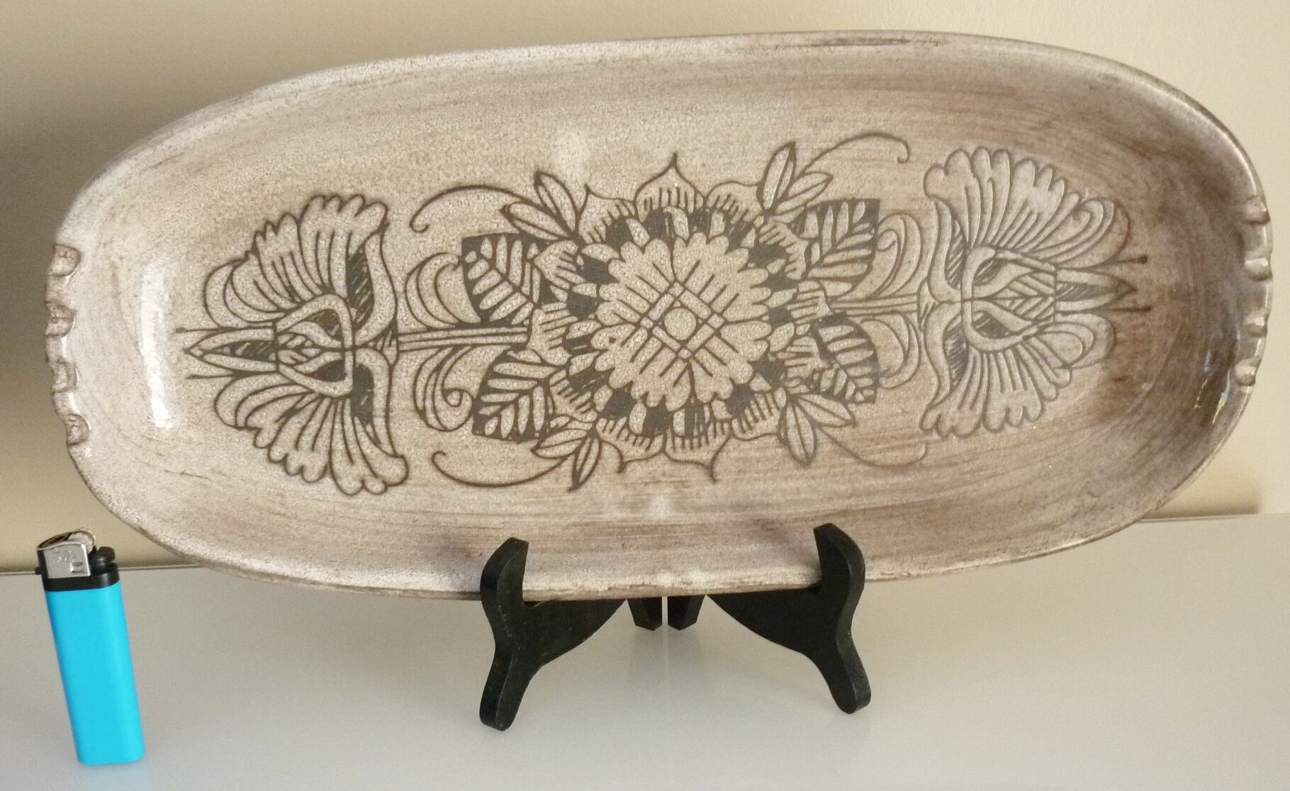 Glazed art ceramic dish, 1950s/1960s, signed La Tournerie, stylized decoration