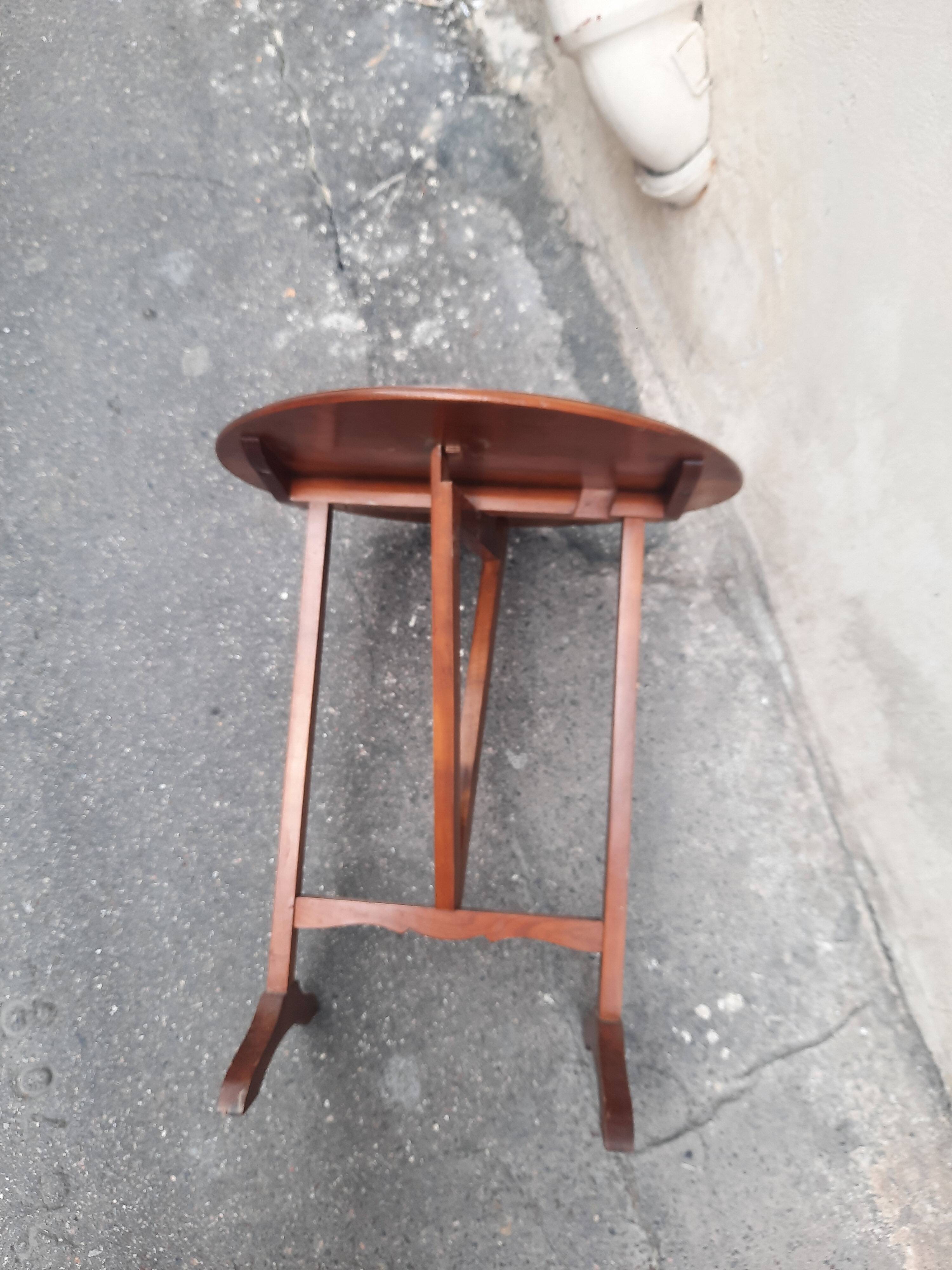 Folding coffee table