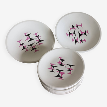 10 Gien plates and 2 dishes with pink and black geometric patterns.