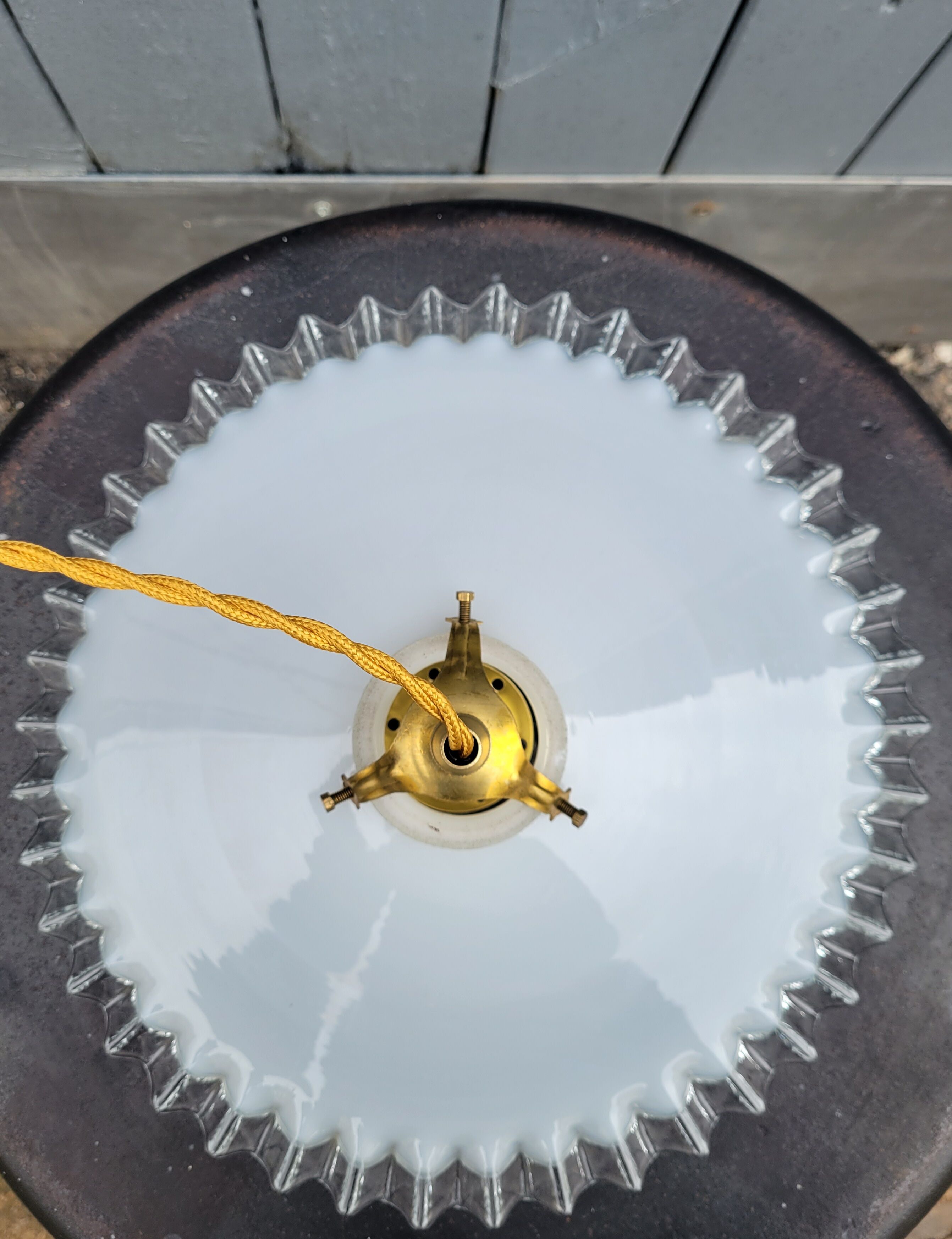 Serrated opaline suspension