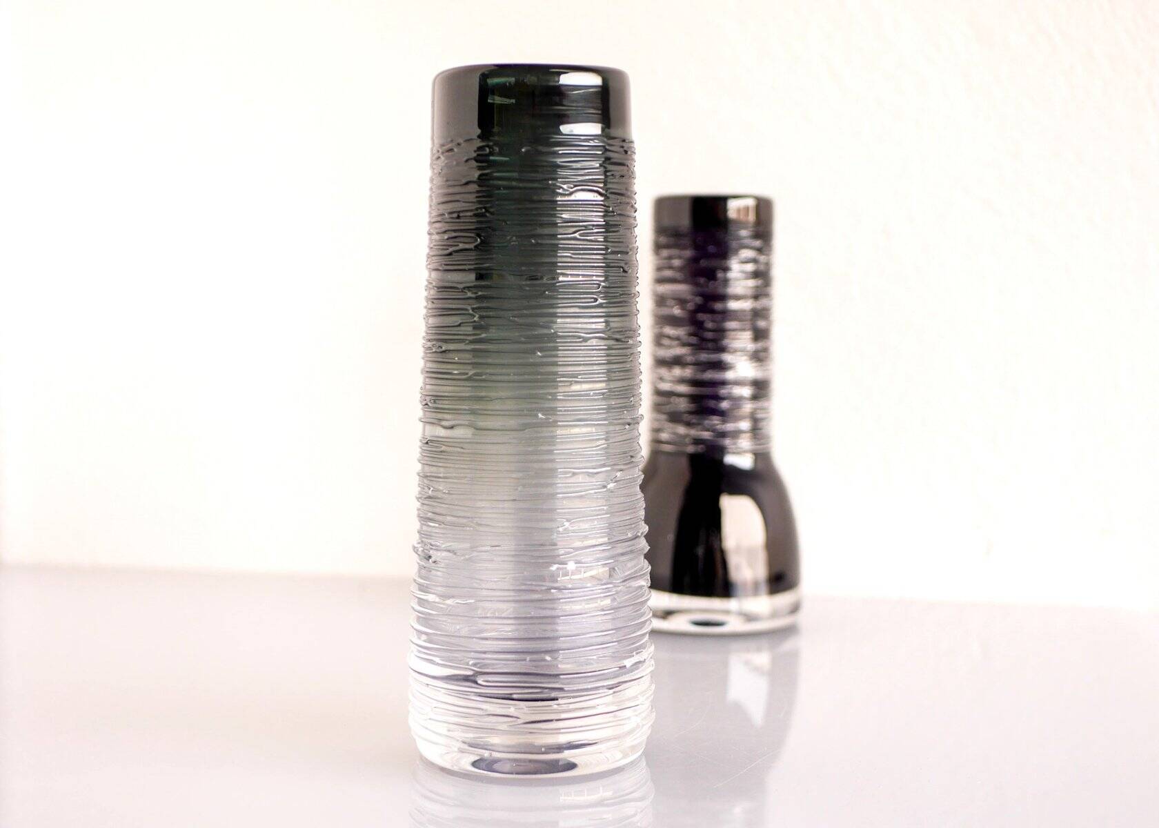 Vase en verre cristal art scandinave moderne du milieu du siècle en couleur gris fumé par Edenfalk, Skruf, Suède.