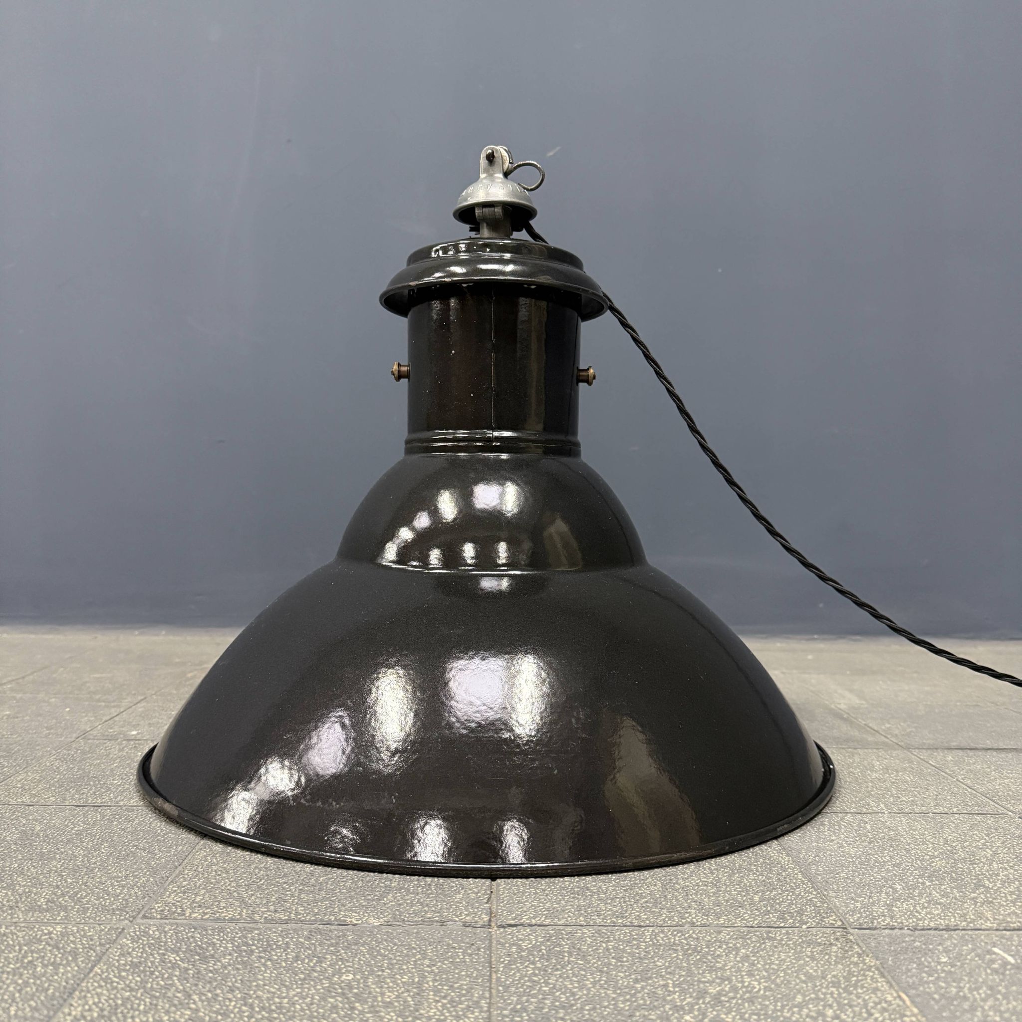 Lampe à suspension industrielle française en émail noir de taille moyenne