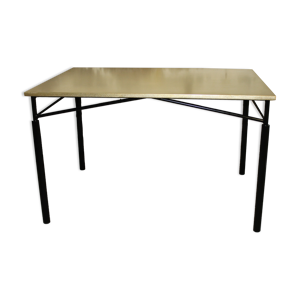 Table avec dessus laiton
