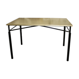 Table avec dessus laiton