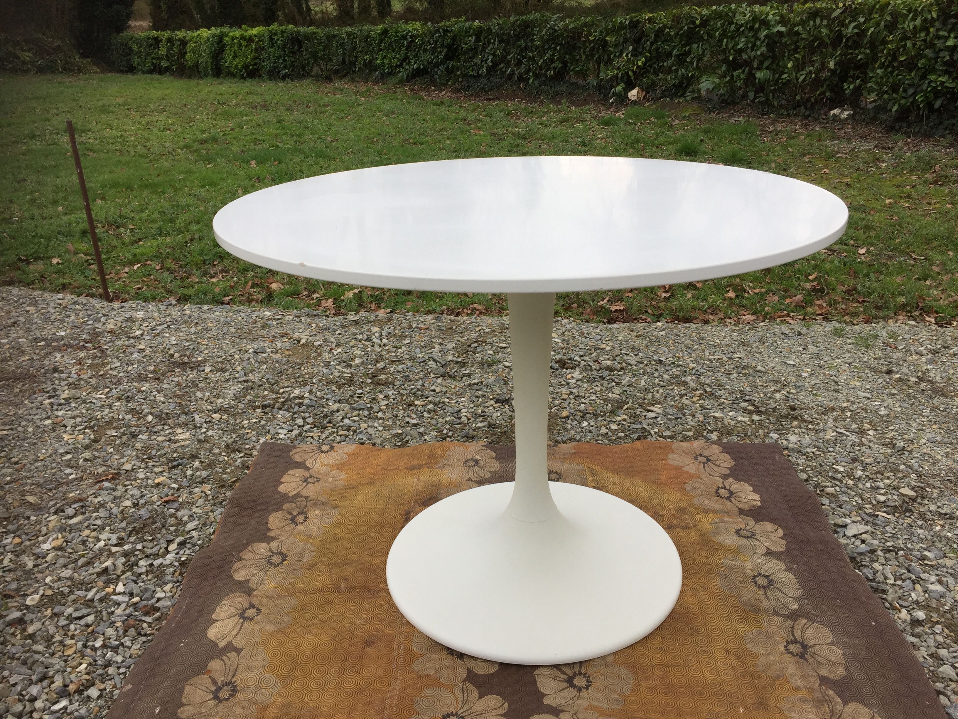 Vintage tulip foot table