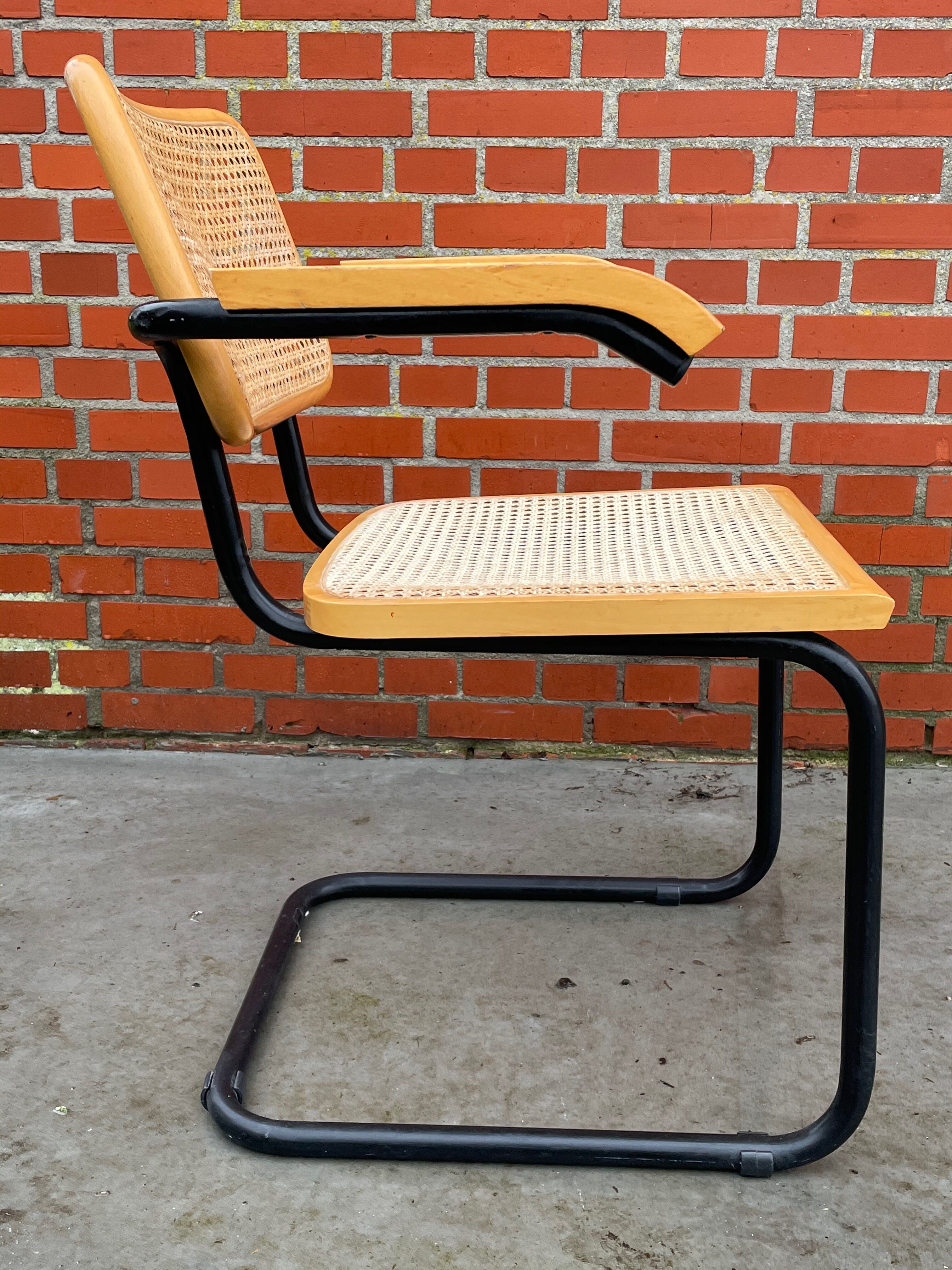 Chaise modèle Cesca conçue par Marcel Breuer avec accoudoirs à structure noire