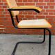 Chaise modèle Cesca conçue par Marcel Breuer avec accoudoirs à structure noire