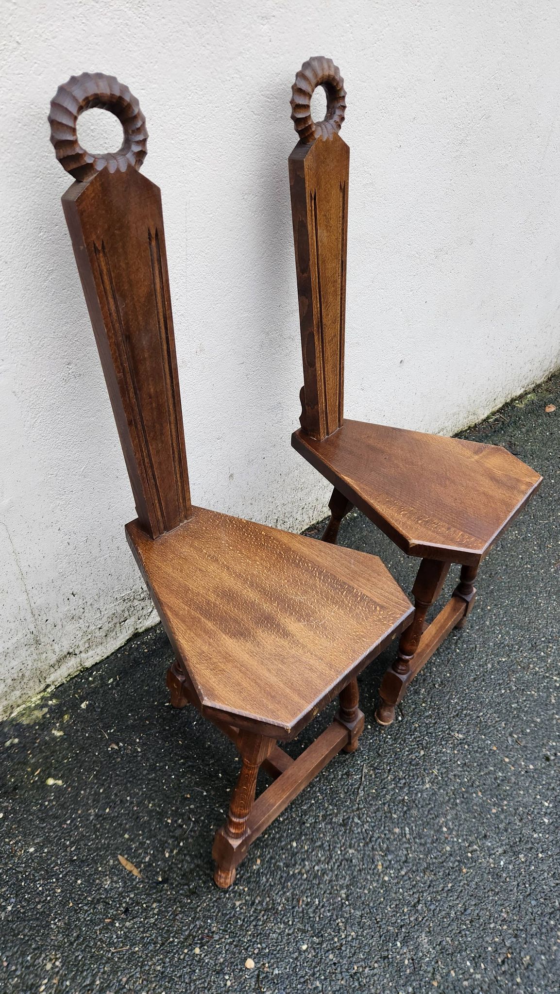 2 chaises à trois pieds en bois massif