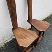 2 chaises à trois pieds en bois massif