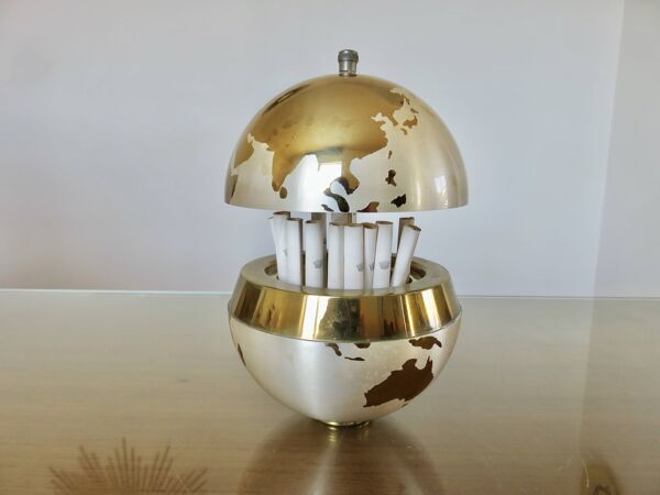 Grand globe terrestre , distributeur de cigarettes, laiton, 1960 - 1970