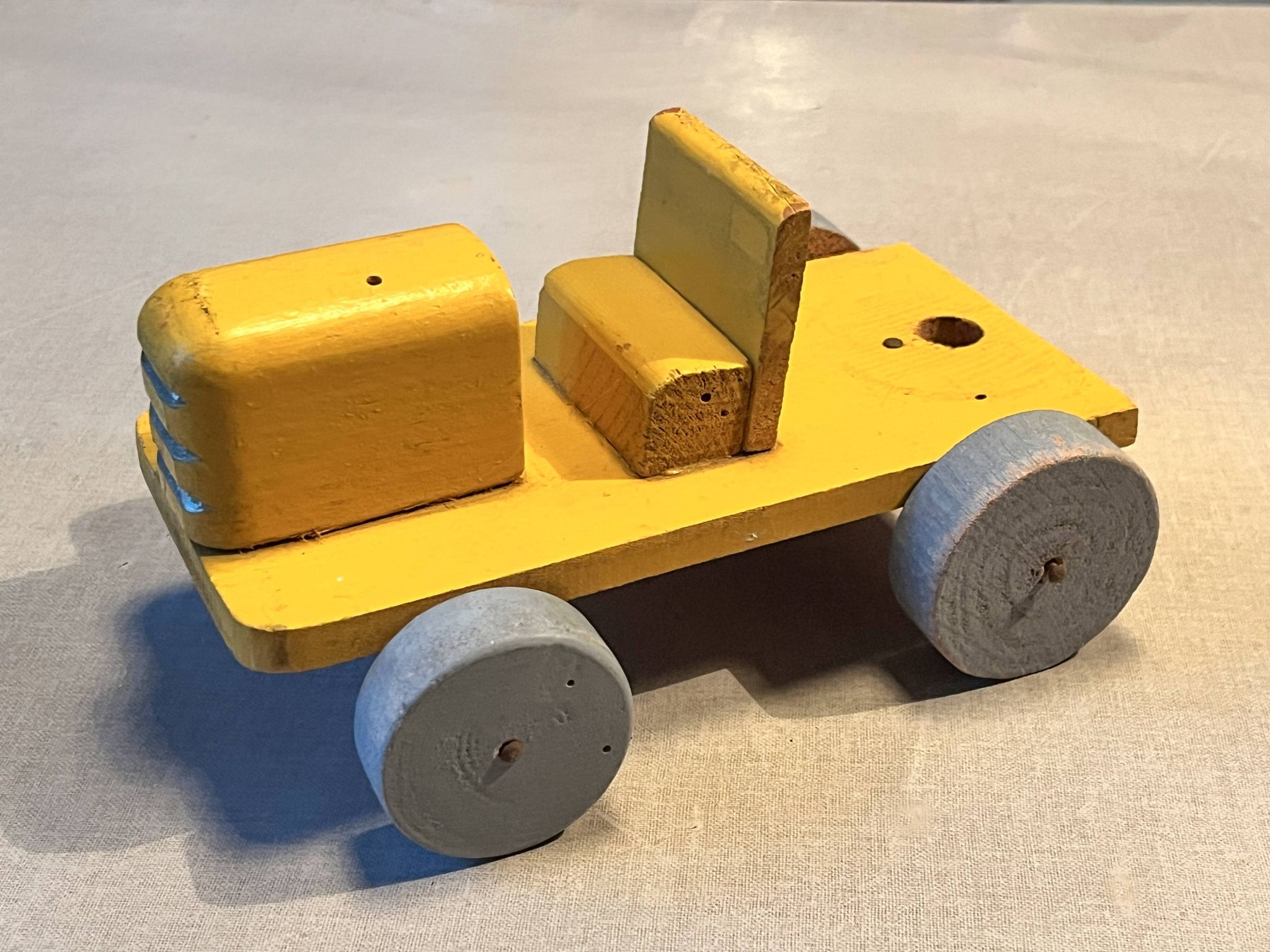 Tracteur jaune en bois, jouet ancien