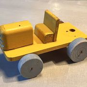 Tracteur jaune en bois, jouet ancien