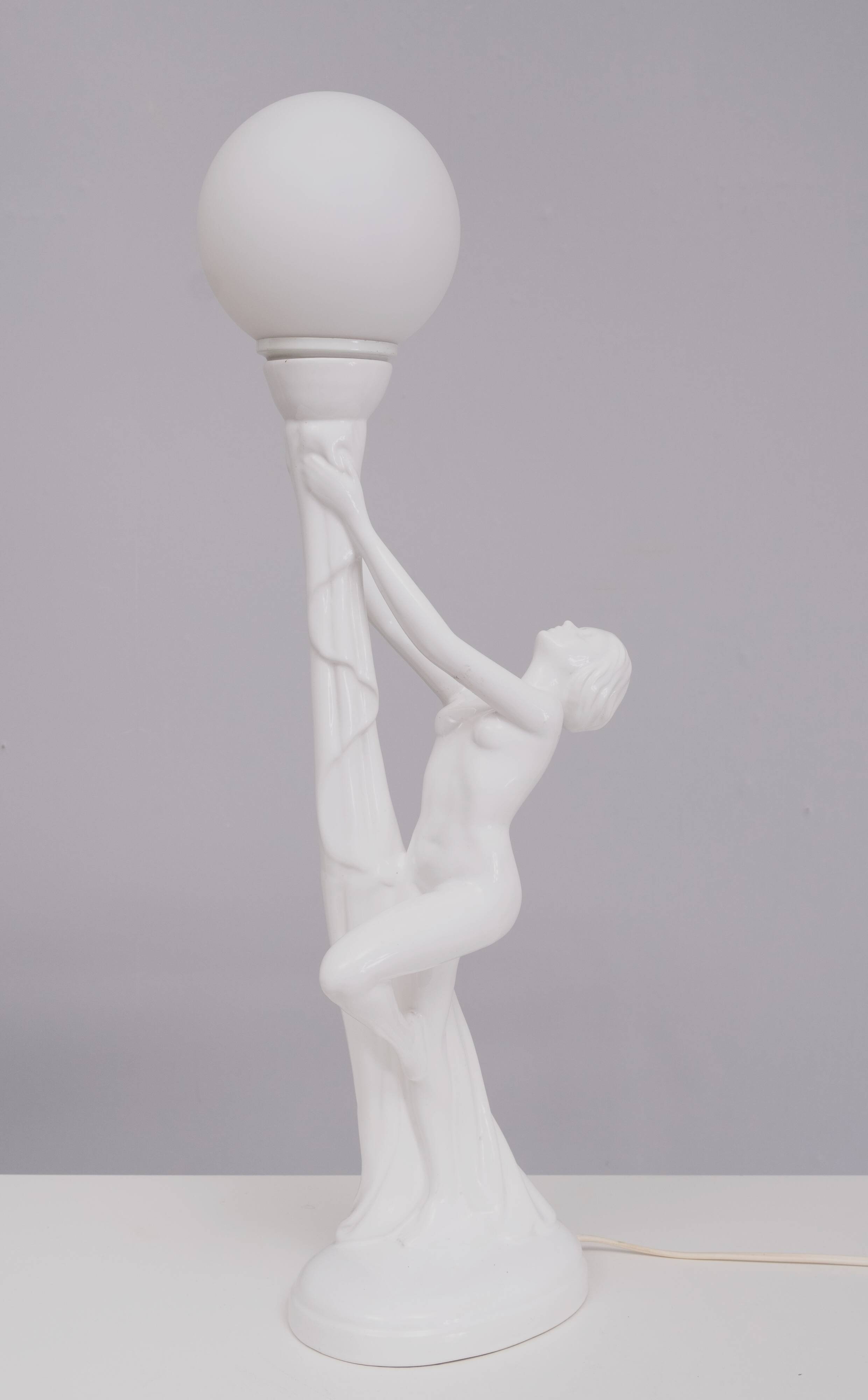 Lampe art déco femme nue en céramique blanche globe italie années 70