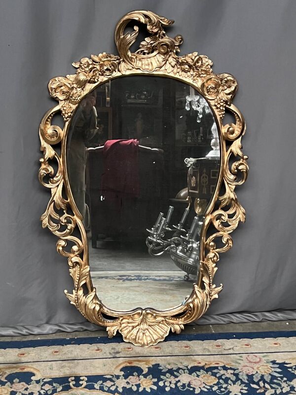 Miroir ancien en bois de style rococo. Noyer massif.