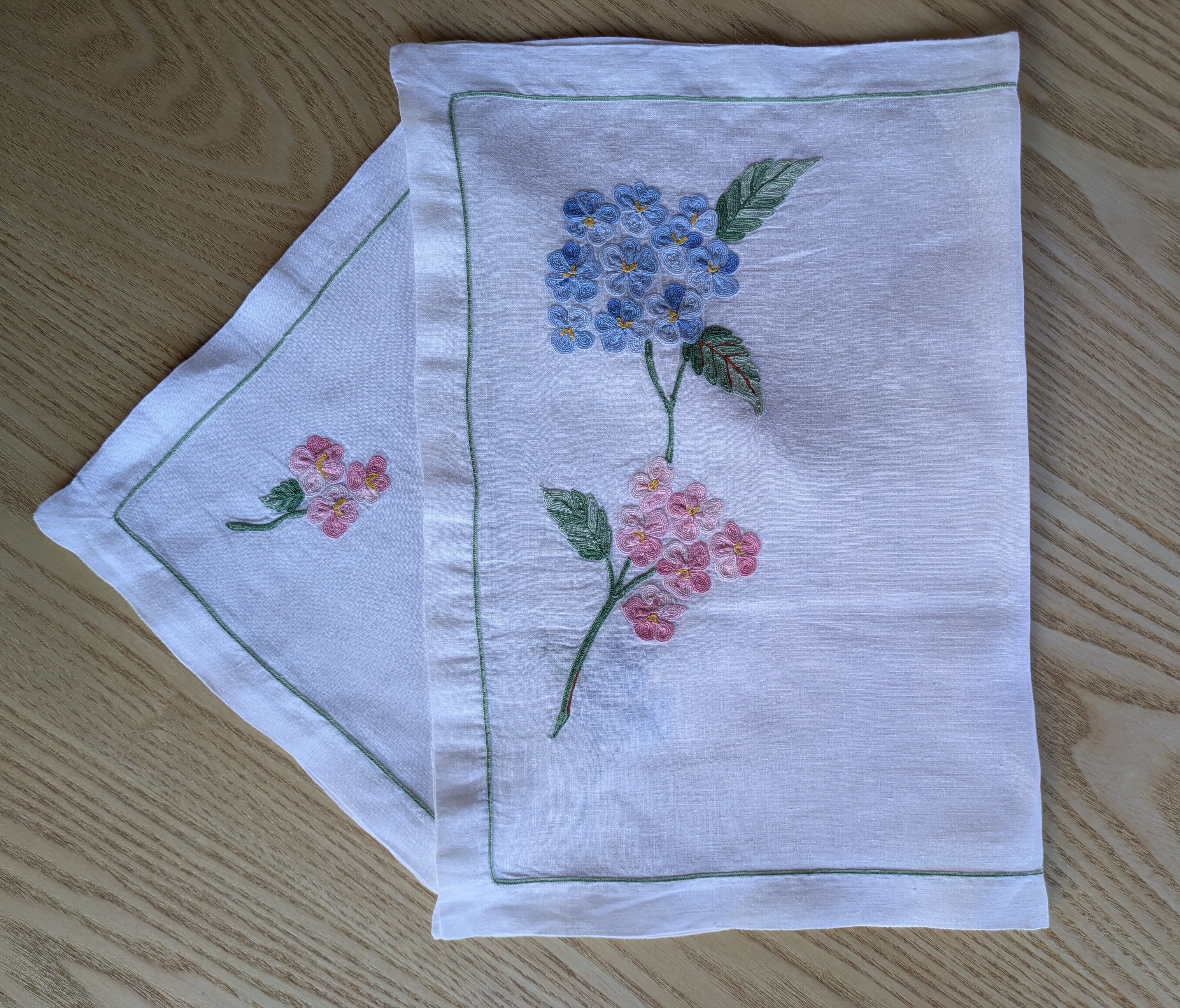 Rectangular tablecloth and its matching vintage hand-embroidered napkin – Bicolour hydrangeas