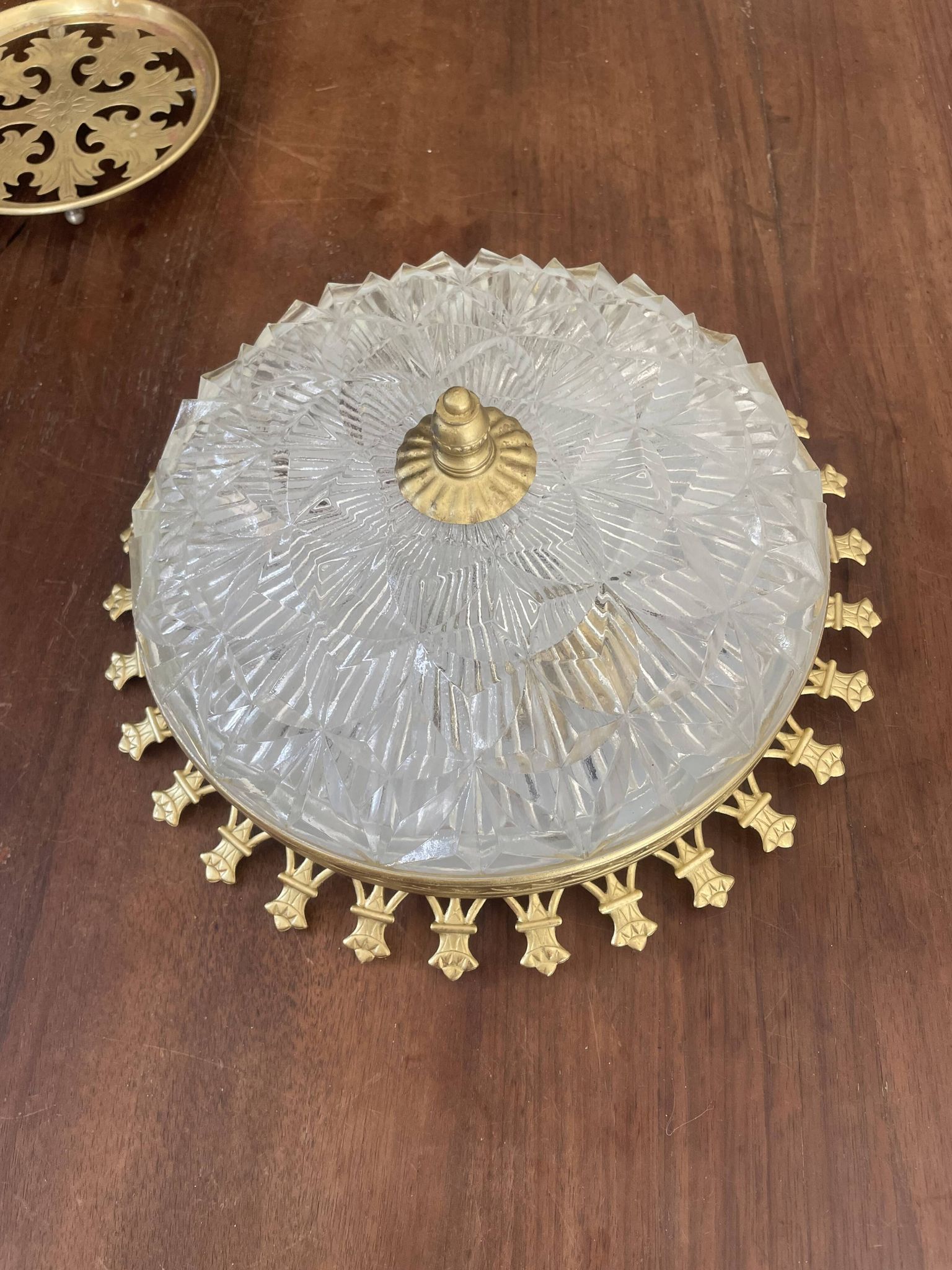 Plafonnier vintage verre taillé et métal doré