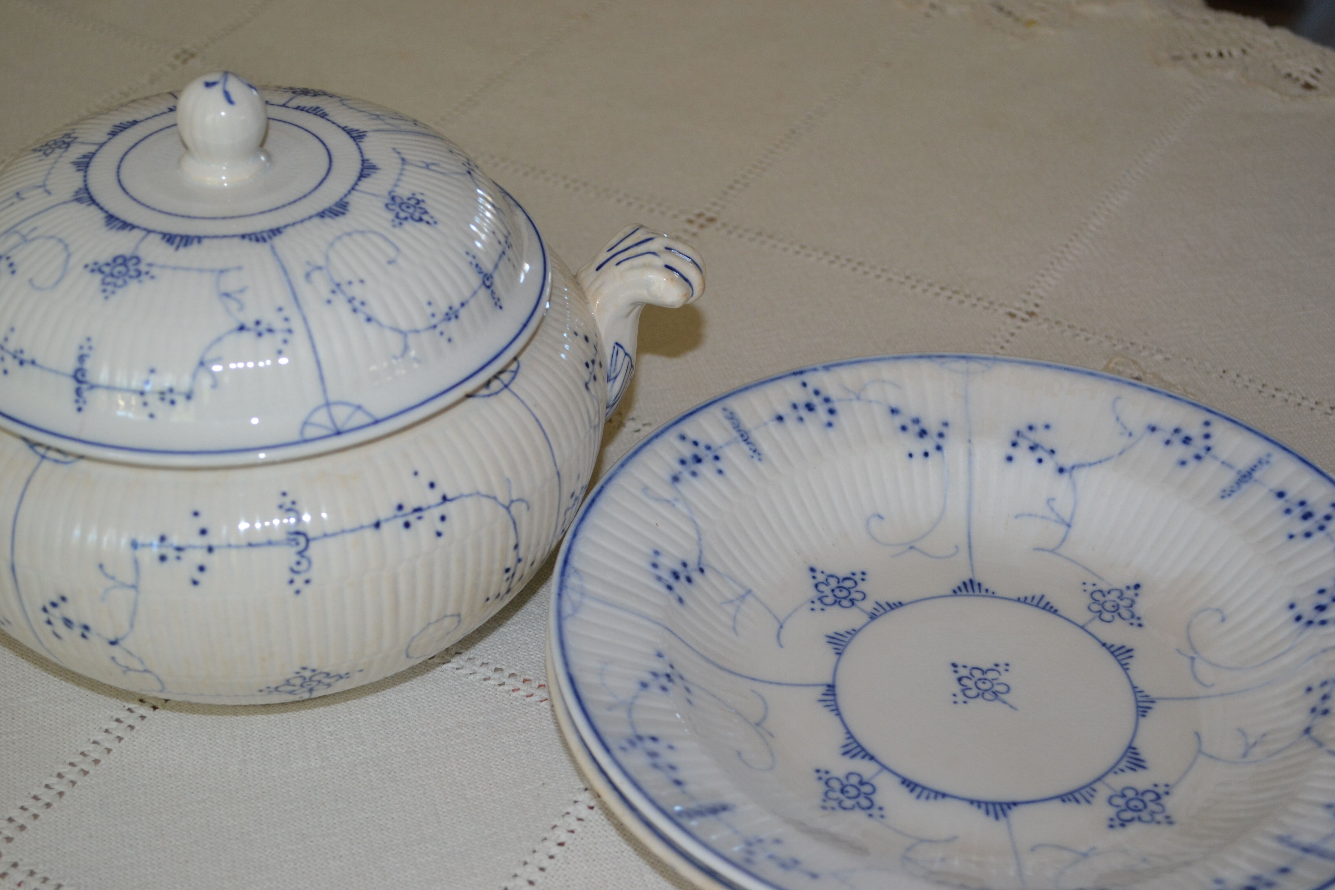 Soup pot Faience Villeroy and Boch Dresden Saxony late 19th