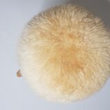 Pouf de style scandinave recouvert de peau de mouton