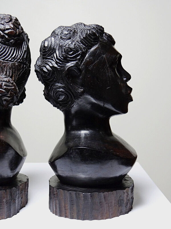 Couple de bustes malgaches en bois exotique foncé sculpté, artisanat années 40-70