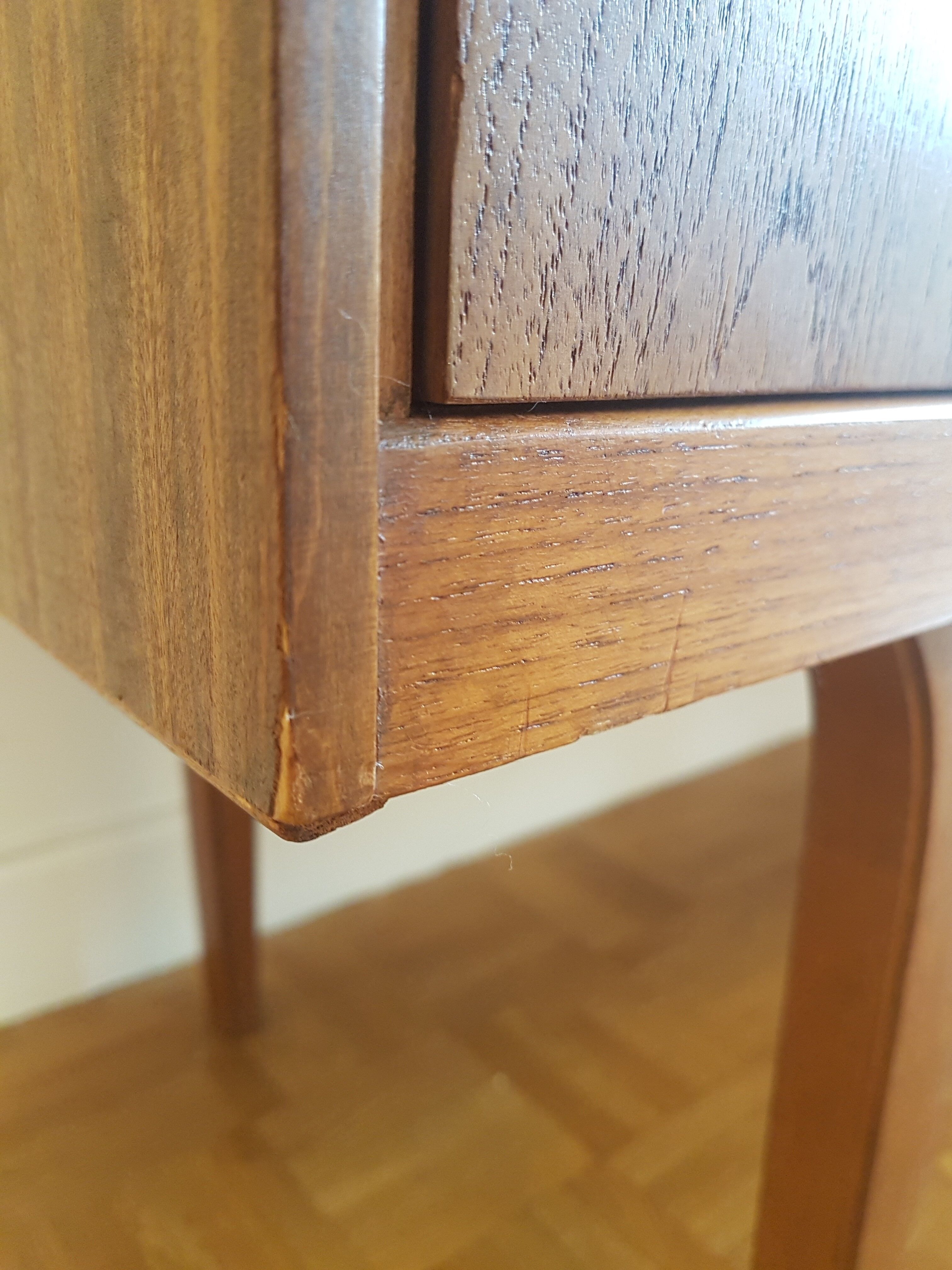 Small scandinace line in clear teak