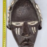 Masque Dan tribal en bois et cauris, Afrique de l’Ouest, 27 cm