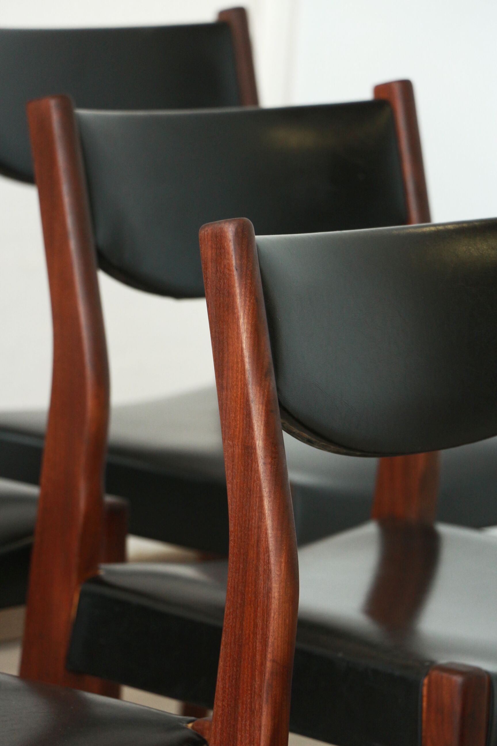 Series of 6 chairs in skai and teak