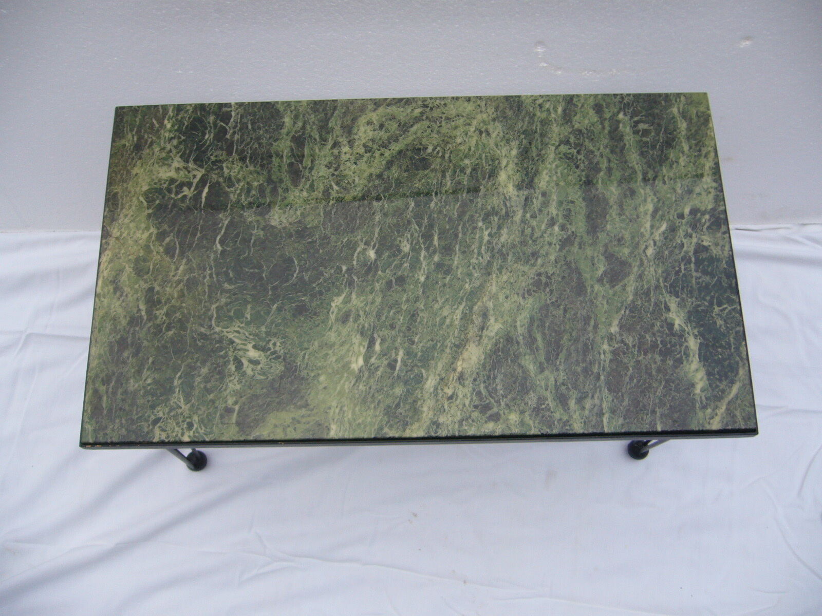 70s Coffee table/vintage green marble tray, metal feet