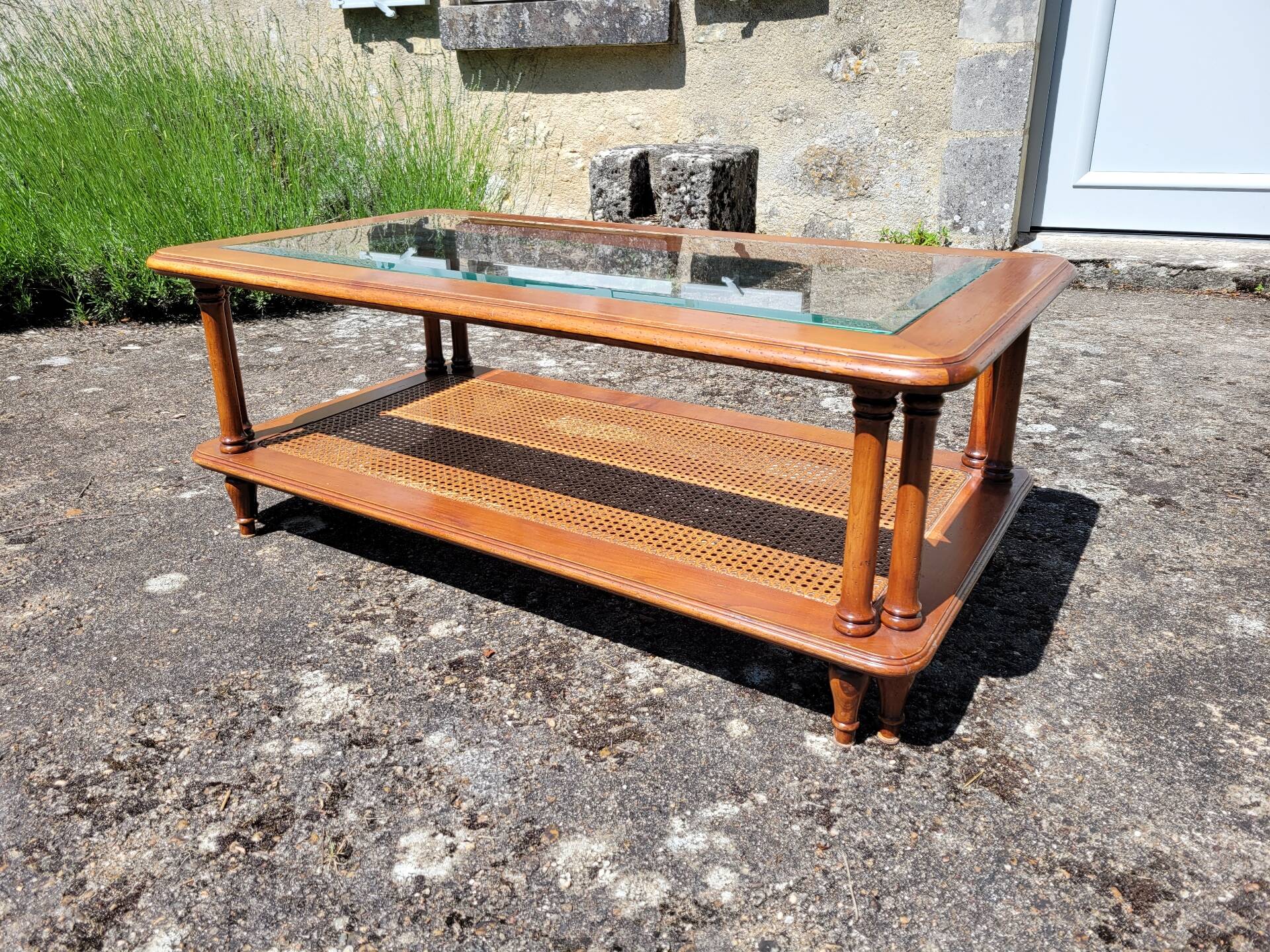 Table basse en merisier, verre et cannage