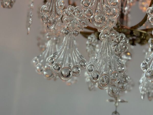 Lustre cage en bronze garni de pampilles en verre moulé en forme de plumes de paon vers 1800